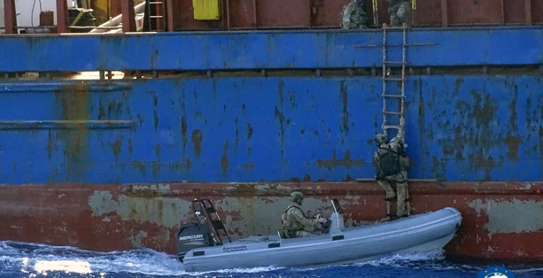 Ρεσάλτο κομάντο της “Φρεγάτας ΑΙΓΑΙΟΝ” σε φορτηγό πλοίο στο Τομπρούκ! – Δείτε εικόνες